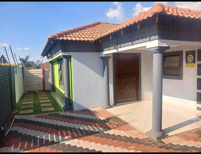 4 BEDROOM HOUSE FOR SALE IN THE ORCHARDS
